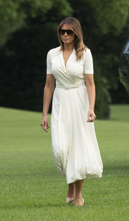 Melania Trump se enfunda un vestido plisado blanco de Ralph Lauren