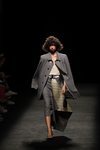 Abrigo tres cuartos, falda asimétrica y top de tirantes en el desfile primavera/verano 2020 de Juanjo Oliva en la MBFWMadrid julio 2019