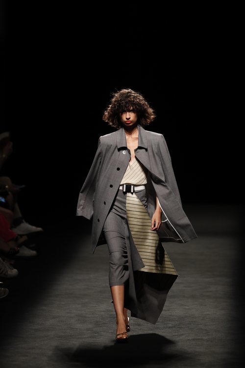 Abrigo tres cuartos, falda asimétrica y top de tirantes en el desfile primavera/verano 2020 de Juanjo Oliva en la MBFWMadrid julio 2019