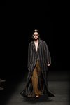 Abrigo fluido largo de rayas y pantalón de pinzas estilo cargo en el desfile primavera/verano 2020 de Juanjo Oliva en la MBFWMadrid julio 2019