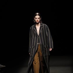 Abrigo fluido largo de rayas y pantalón de pinzas estilo cargo en el desfile primavera/verano 2020 de Juanjo Oliva en la MBFWMadrid julio 2019
