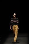 Jersey trenzado con pantalón pata de elefante fluido en el desfile primavera/verano 2020 de Juanjo Oliva en la MBFWMadrid julio 2019