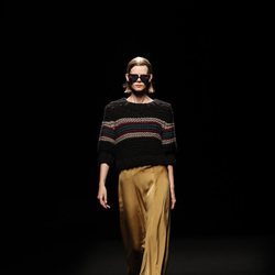 Jersey trenzado con pantalón pata de elefante fluido en el desfile primavera/verano 2020 de Juanjo Oliva en la MBFWMadrid julio 2019