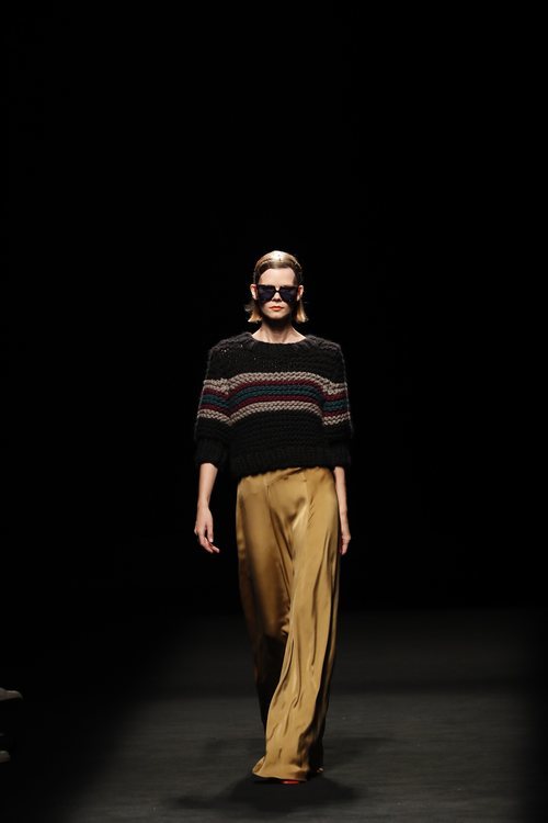 Jersey trenzado con pantalón pata de elefante fluido en el desfile primavera/verano 2020 de Juanjo Oliva en la MBFWMadrid julio 2019