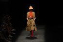 Pantalón culotte, abrigo tres cuartos y jersey cuello chiemenea en el desfile primavera/verano 2020 de Juanjo Oliva en la MBFWMadrid julio 2019