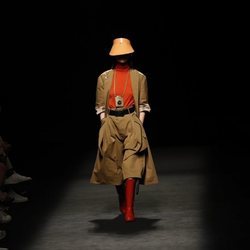 Pantalón culotte, abrigo tres cuartos y jersey cuello chiemenea en el desfile primavera/verano 2020 de Juanjo Oliva en la MBFWMadrid julio 2019