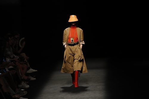 Pantalón culotte, abrigo tres cuartos y jersey cuello chiemenea en el desfile primavera/verano 2020 de Juanjo Oliva en la MBFWMadrid julio 2019