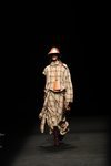 Vestido estilo oversize y largo desigual con estampado de cuadros en el desfile primavera/verano 2020 de Juanjo Oliva en la MBFWMadrid julio 2019