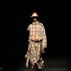 Vestido estilo oversize y largo desigual con estampado de cuadros en el desfile primavera/verano 2020 de Juanjo Oliva en la MBFWMadrid julio 2019