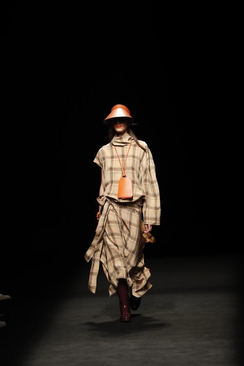 Vestido estilo oversize y largo desigual con estampado de cuadros en el desfile primavera/verano 2020 de Juanjo Oliva en la MBFWMadrid julio 2019