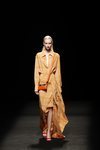 Dos piezas de camisa y falda wrap en cuadros naranjas en el desfile primavera/verano 2020 de Juanjo Oliva en la MBFWMadrid julio 2019v