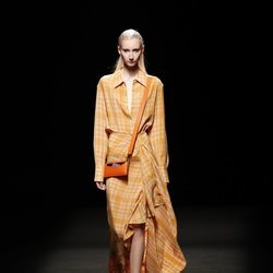 Dos piezas de camisa y falda wrap en cuadros naranjas en el desfile primavera/verano 2020 de Juanjo Oliva en la MBFWMadrid julio 2019v