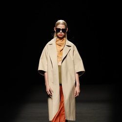 Conjuto de prendas de polipiel en diferentes tonos tiera en el desfile primavera/verano 2020 de Juanjo Oliva en la MBFWMadrid julio 2019