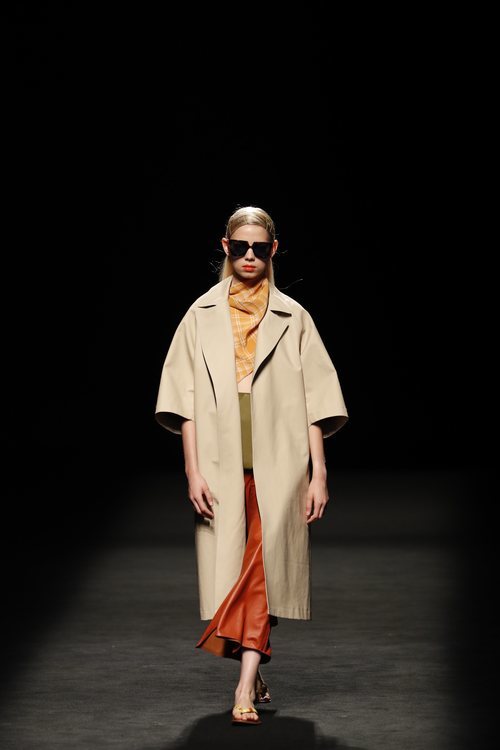 Conjuto de prendas de polipiel en diferentes tonos tiera en el desfile primavera/verano 2020 de Juanjo Oliva en la MBFWMadrid julio 2019