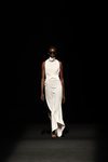 Vestido curzado largo sin mangas y cuello chimenea en color blanco en el desfile primavera/verano 2020 de Juanjo Oliva en la MBFWMadrid julio 2019
