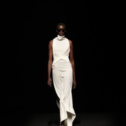 Vestido curzado largo sin mangas y cuello chimenea en color blanco en el desfile primavera/verano 2020 de Juanjo Oliva en la MBFWMadrid julio 2019