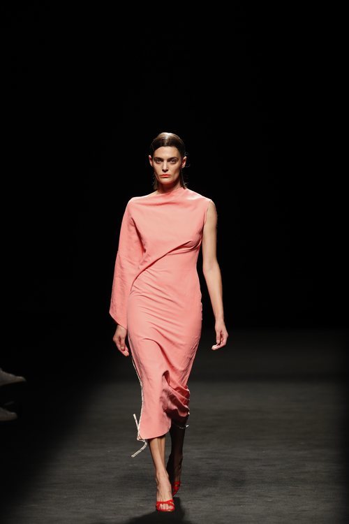 Vestido midi asimétrico rosa en el desfile primavera/verano 2020 de Juanjo Oliva en la MBFWMadrid julio 2019