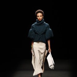 Conjunto de jersey de punto y falda midi en el desfile primavera/verano 2020 de Juanjo Oliva en la MBFWMadrid julio 2019