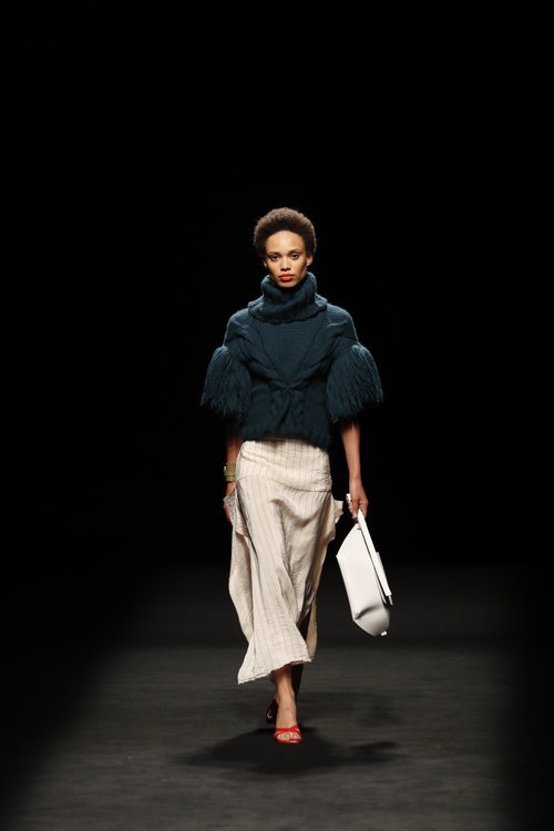 Conjunto de jersey de punto y falda midi en el desfile primavera/verano 2020 de Juanjo Oliva en la MBFWMadrid julio 2019