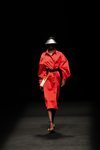 Gabardina tres cuartos en color rojo en el desfile primavera/verano 2020 de Juanjo Oliva en la MBFWMadrid julio 2019