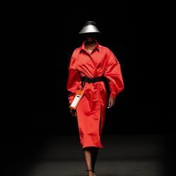 Gabardina tres cuartos en color rojo en el desfile primavera/verano 2020 de Juanjo Oliva en la MBFWMadrid julio 2019