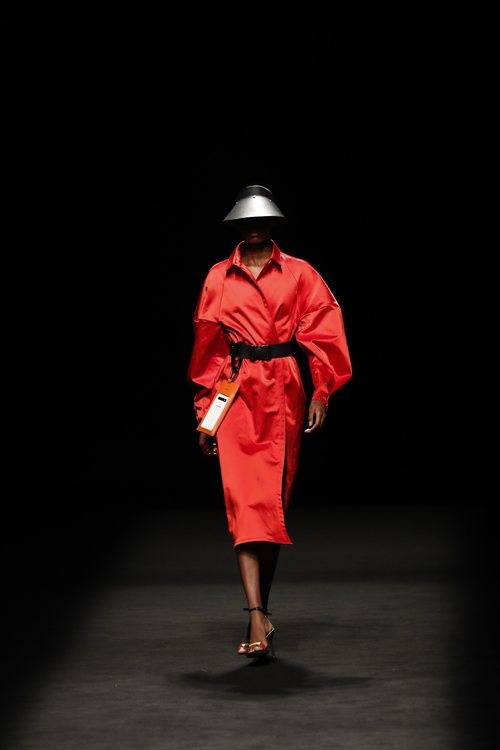 Gabardina tres cuartos en color rojo en el desfile primavera/verano 2020 de Juanjo Oliva en la MBFWMadrid julio 2019