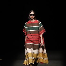 Túnica y pantalón de pinzas en el desfile primavera/verano 2020 de Juanjo Oliva en la MBFWMadrid julio 2019