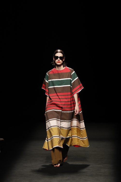 Túnica y pantalón de pinzas en el desfile primavera/verano 2020 de Juanjo Oliva en la MBFWMadrid julio 2019