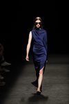 Vestido asimétrico de raso azul en el desfile primavera/verano 2020 de Juanjo Oliva en la MBFWMadrid julio 2019