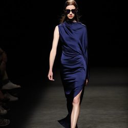 Vestido asimétrico de raso azul en el desfile primavera/verano 2020 de Juanjo Oliva en la MBFWMadrid julio 2019