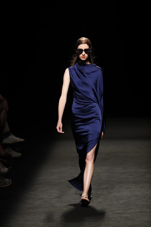 Vestido asimétrico de raso azul en el desfile primavera/verano 2020 de Juanjo Oliva en la MBFWMadrid julio 2019