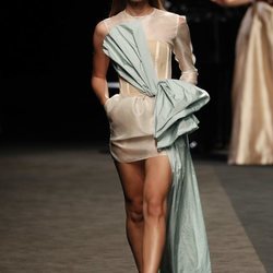 Vestido con corsé visto y lazo aguamarina en el desfile primavera/verano 2020 de The 2nd Skin Co en la MBFWMadrid julio 2019
