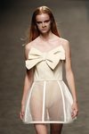 Vestido palabra de honor con cancán visto en el desfile primavera/verano 2020 de The 2nd Skin Co en la MBFWMadrid julio 2019