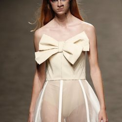 Vestido palabra de honor con cancán visto en el desfile primavera/verano 2020 de The 2nd Skin Co en la MBFWMadrid julio 2019