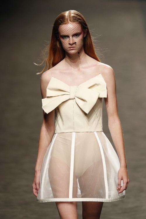 Vestido palabra de honor con cancán visto en el desfile primavera/verano 2020 de The 2nd Skin Co en la MBFWMadrid julio 2019