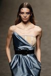 Vestido azul con corsé visto en el desfile primavera/verano 2020 de The 2nd Skin Co en la MBFWMadrid julio 2019