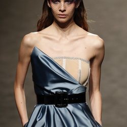 Vestido azul con corsé visto en el desfile primavera/verano 2020 de The 2nd Skin Co en la MBFWMadrid julio 2019