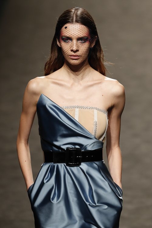 Vestido azul con corsé visto en el desfile primavera/verano 2020 de The 2nd Skin Co en la MBFWMadrid julio 2019