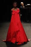 Vestido largo rojo y palabra de honor en el desfile primavera/verano 2020 de The 2nd Skin Co en la MBFWMadrid julio 2019