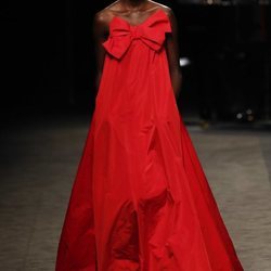Vestido largo rojo y palabra de honor en el desfile primavera/verano 2020 de The 2nd Skin Co en la MBFWMadrid julio 2019