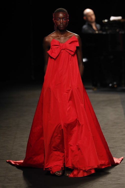 Vestido largo rojo y palabra de honor en el desfile primavera/verano 2020 de The 2nd Skin Co en la MBFWMadrid julio 2019