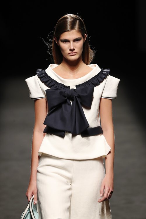 Modelo blanco y negro de la nueva colección de Devota & Lomba primavera-verano 2020