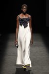 Vestido blanco y negro de Devota & Lomba primavera-verano 2020