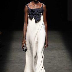 Vestido blanco y negro de Devota & Lomba primavera-verano 2020