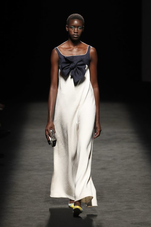 Vestido blanco y negro de Devota & Lomba primavera-verano 2020