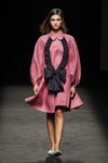 Vestido con volante rosa y negro colección primavera-verano 2020 de Devota & Lomba