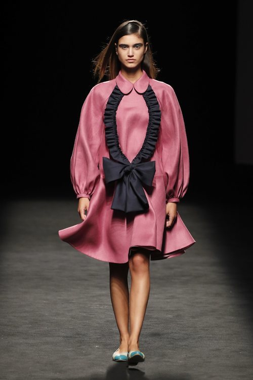 Vestido con volante rosa y negro colección primavera-verano 2020 de Devota & Lomba