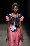 Vestido rosa con lazo negro con bolso azul colección primavera-verano 2020 Devota & Lomba