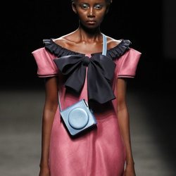 Vestido rosa con lazo negro con bolso azul colección primavera-verano 2020 Devota & Lomba