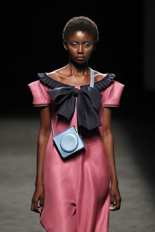 Vestido rosa con lazo negro con bolso azul colección primavera-verano 2020 Devota & Lomba